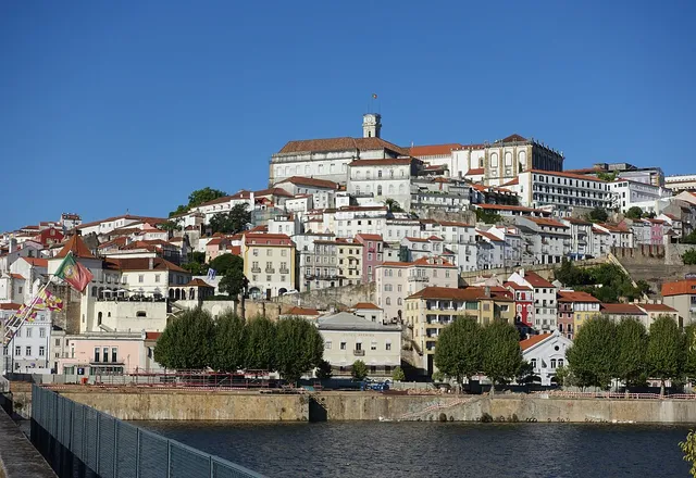 Vista da colina de Coimbra com a Universidade e o rio Mondego