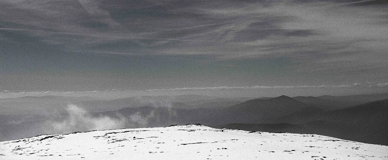 Cume nevado da Serra da Estrela sobre um mar de nuvens
